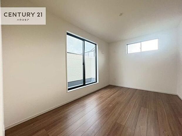 バルコニーに面した洋室。優しい光が差し込む洋室は、朝の目覚めも気持ちが良さそうですね。おうち時間もゆったりと過ごすことができます。