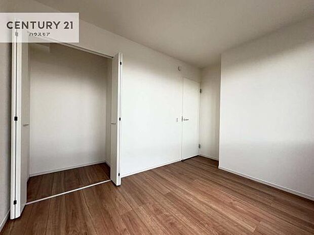 掃き出し窓がないお部屋は、お子様のお部屋としても安心です!収納スペースも充実しているので散らかったお部屋をサッと片付けられます!