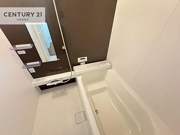 落ち着きある大人の雰囲気のバスルームは、味が出ていてバスタイムが充実!お仕事頑張っているご褒美にお好みの匂いの入浴剤を入れて、楽しんでみてはいかがでしょうか?