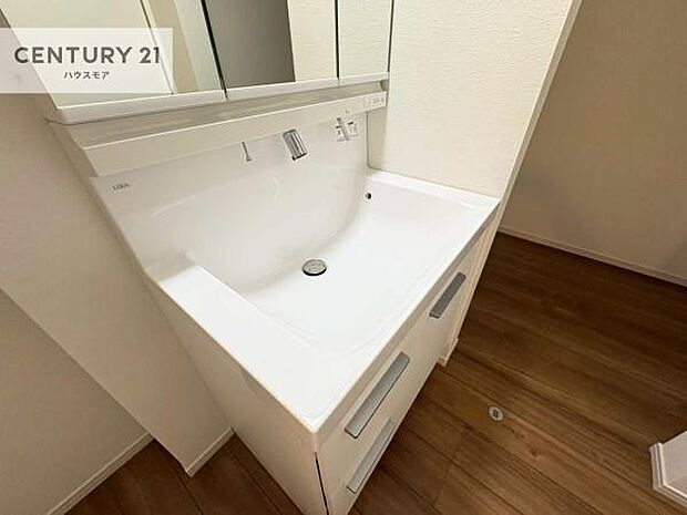 深い洗面台ボウルは、水が跳ねにくいのでお手入れが楽々!清潔感が保てます!キレイな洗面所で自分磨きのモチベーションが上がりますね!