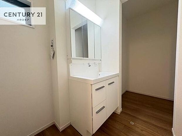 三面鏡仕様の洗面所は、身だしなみがしやすい造り!裏は収納になっています。ドライヤーやお化粧道具を片付けられるので洗面台周りをスッキリと見せることが出来ます!