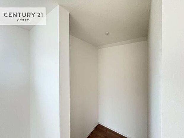 ウォークインクローゼット付きです。たくさんのお洋服などを収納しておけそうですね!他にも扇風機や加湿器など季節物の大きな家電も収納できます。