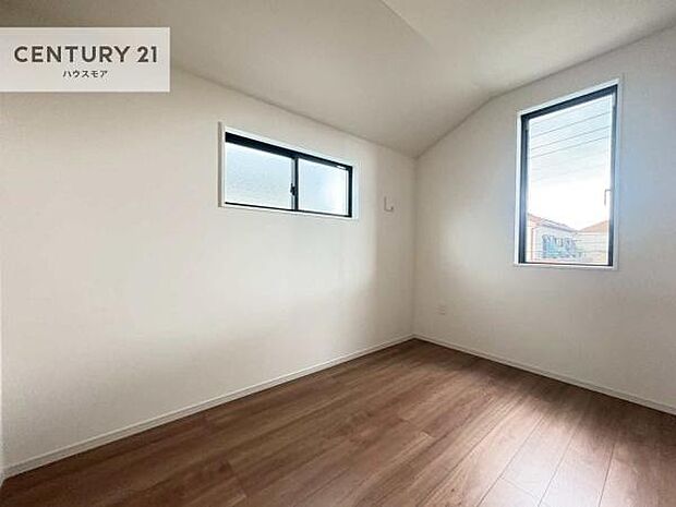 2面採光を確保した明るい室内は、風通しも良く、明るく大変居心地の良い空間となっております。リラックスして過ごせる心地の良いお部屋です!朝の目覚めがスッキリしますね!