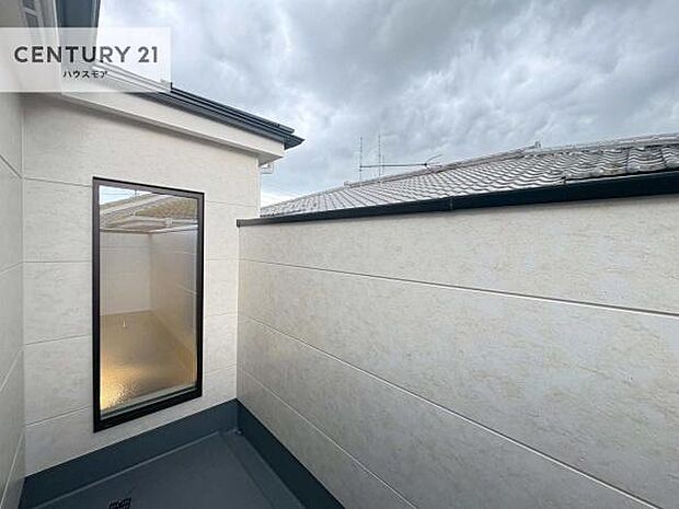 落ち着きある住宅街です!周囲には高い建物がなく、空が広く開放感があり、陽当たりを大きく遮られることもありません!気持ちの良い風が通り抜ける街並みです!