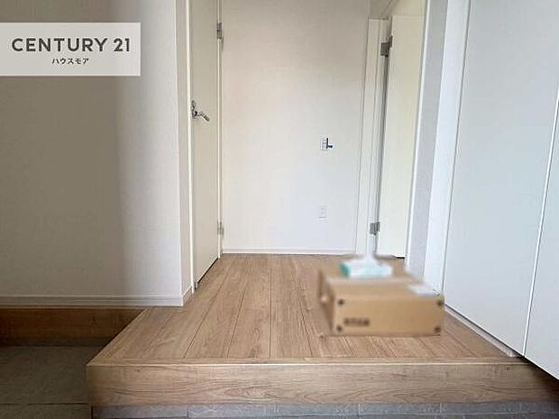 疲れて帰ってきても、ただいま!を言いたくなる、優しく迎え入れてくれる空間になっています。明るく温もり溢れる玄関です!