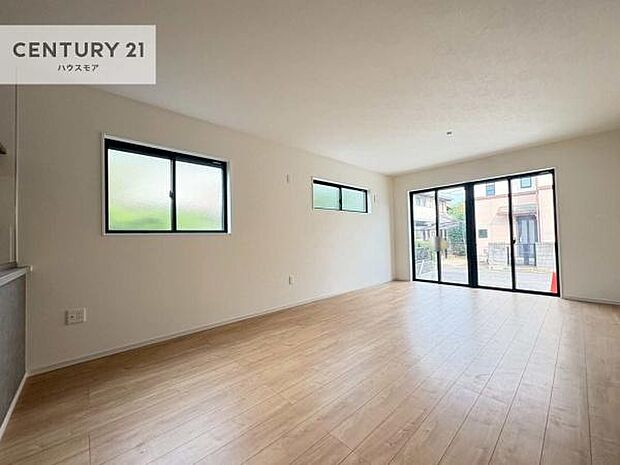 大きな窓からたっぷりの陽ざしが入る明るいリビング。開放感のあるリビングで家族団らんのくつろぎの時間を過ごせます。