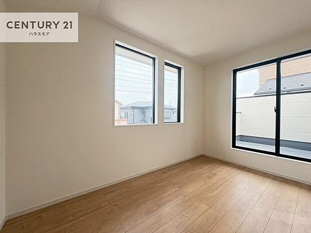 バルコニーに面した洋室。優しい光が差し込む洋室は、朝の目覚めも気持ちが良さそうですね。おうち時間もゆったりと過ごすことができます。