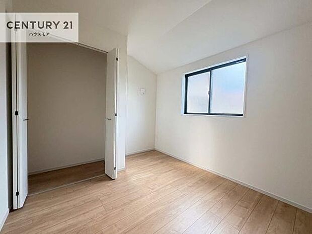 掃き出し窓がないお部屋は、お子様のお部屋としても安心です!収納スペースも充実しているので散らかったお部屋をサッと片付けられます!