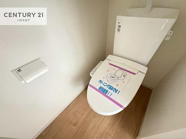 1・2階にトイレがございます!朝の忙しい時間帯も待たずにすみそうですね。白を基調とした清潔感のあるトイレでお手入れがしやすいです!