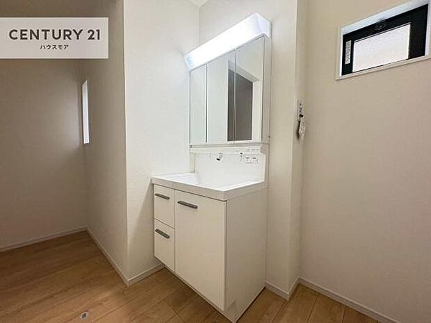 小窓付きの明るい洗面室です!湿気もすぐに入れ替えができて清潔に保つことができます!自然光が差し込むのでお化粧の仕上がりも良くなりますね!