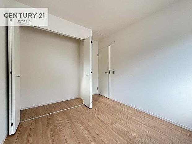 たっぷり収納住空間。納戸がございます!収納スペースとしてはもちろん、1つの居室としても活用することが可能です!