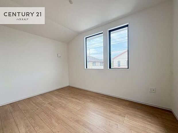 明るい室内は、風通しも良く、明るく大変居心地の良い空間となっております。リラックスして過ごせる心地の良いお部屋です!朝の目覚めがスッキリしますね!