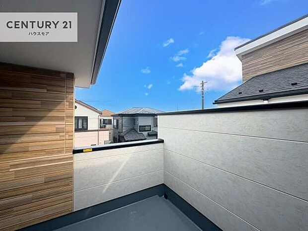 晴れた日には青い空を見渡せる開放的な時間を楽しめます。気持ちの良い風が通り抜ける街並みです!