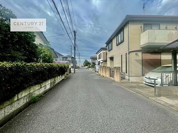 前面道路6m!陽当り良好な立地です。車庫入れが苦手な方も安心ですね。