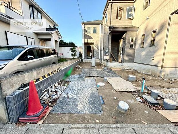 駐車スペースは2台分あります!セカンドカーはもちろん、バイクや自転車なども置き場所に困りません。