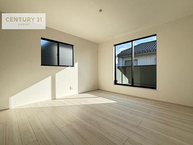 バルコニーに面している洋室です。明るく温もりがあり、換気もしっかりできます!朝起きて、外に出て背伸びをしつつ深呼吸をし良い朝を迎え入れることが出来そうですね!(同仕様)