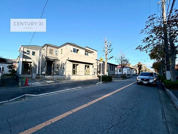 前面道路11m!陽当り良好な立地です。車庫入れが苦手な方も安心ですね。