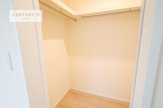 ウォークインクローゼット付きです。たくさんのお洋服などを収納しておけそうですね！他にも扇風機や加湿器など季節物の大きな家電も収納できます。(同仕様)