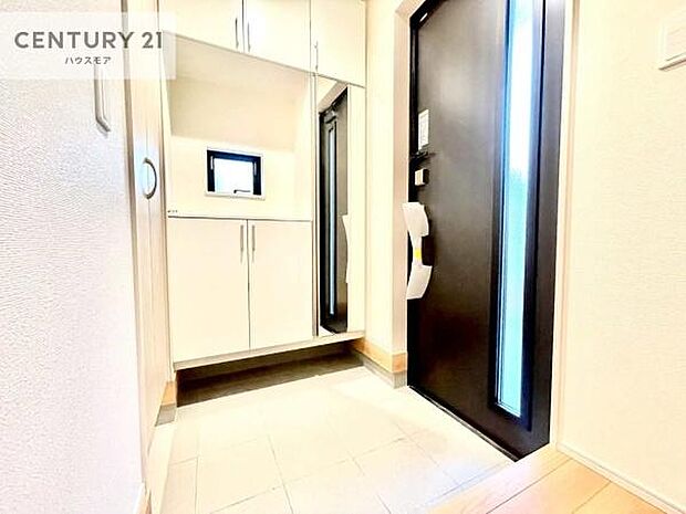 ミラー付きシューズボックス付きなので、玄関が片付きお掃除がしやすいです!スッキリした玄関で戸を開けた瞬間、清潔感のある心地いい空間が出迎えてくれます。