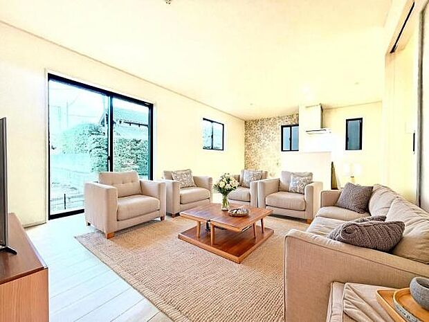 家具はCGパースです。心地良いリビングは家族が自然と集まります。家族団欒の時間が増えそうです。ご家族と、より一層充実した時間を過ごせそうですね。明るく開放的な空間です。