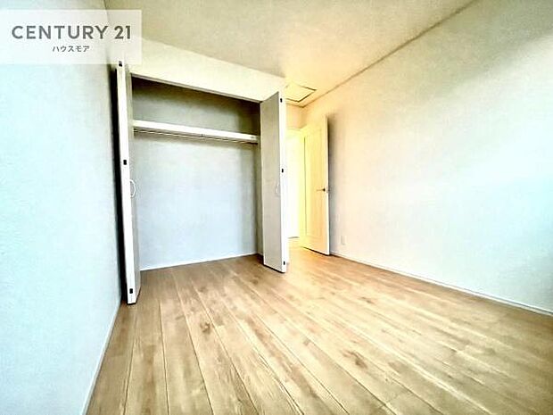 掃き出し窓がないお部屋は、お子様のお部屋としても安心です!収納スペースも充実しているので散らかったお部屋をサッと片付けられます!