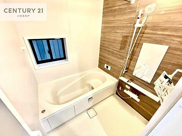 落ち着きある大人の雰囲気のバスルームは、味が出ていてバスタイムが充実!お仕事頑張っているご褒美にお好みの匂いの入浴剤を入れて、楽しんでみてはいかがでしょうか?