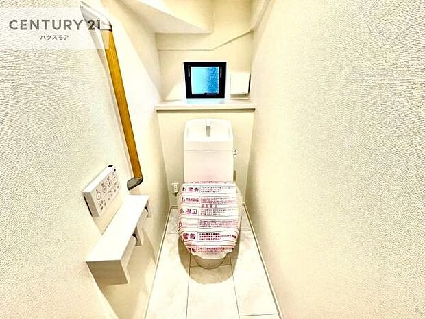 1・2階にトイレがございます!朝の忙しい時間帯も待たずにすみそうですね。白を基調とした清潔感のあるトイレでお手入れがしやすいです!