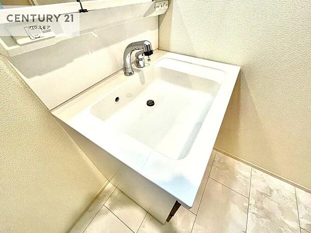 深い洗面台ボウルは、水が跳ねにくいのでお手入れが楽々!清潔感が保てます!キレイな洗面所で自分磨きのモチベーションが上がりますね!