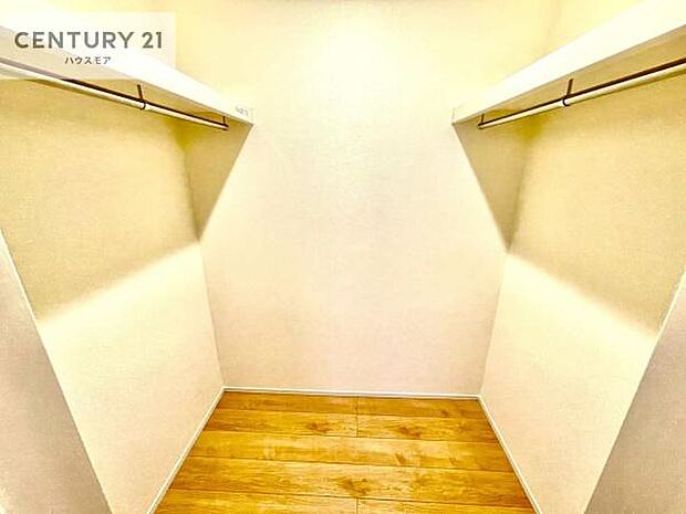 ウォークインクローゼット付きです。たくさんのお洋服などを収納しておけそうですね!他にも扇風機や加湿器など季節物の大きな家電も収納できます。