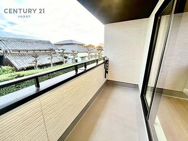 広々としたバルコニーで一日の始まりをスタート!お洗濯ものをたっぷり気持ちよく干せます!