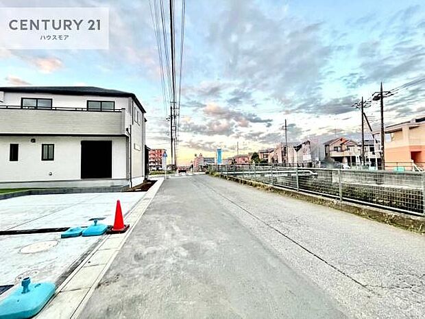 前面道路は6m!陽当り良好な立地です。車庫入れが苦手な方も安心ですね。