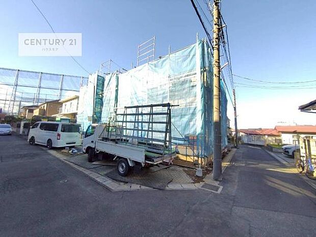 前面道路は4m×4m!陽当り良好な立地です。車庫入れが苦手な方も安心ですね。