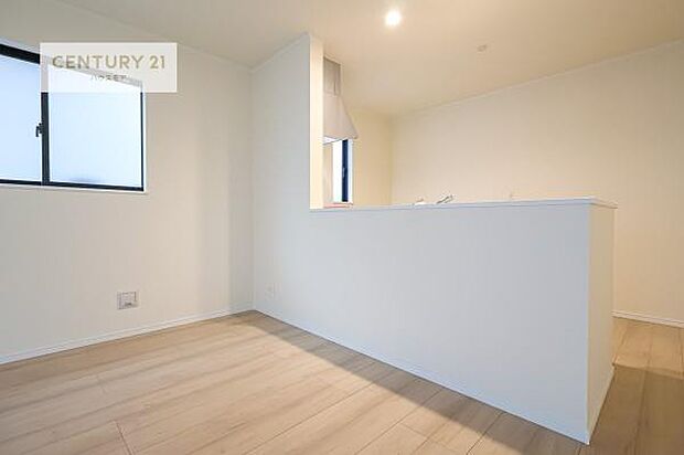 リビング全体が見渡せる対面キッチンなので、お子様の様子を見守りながら作業ができる子育てがしやすい安心な間取です!(同仕様)