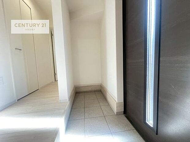 シューズインクローク付き!玄関収納が充実しています!靴だけでなくベビーカーや折り畳み自転車の収納にも!玄関周りがスッキリと片付きますね!