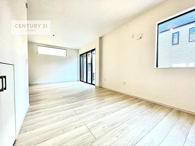 大きな窓からたっぷりの陽ざしが入る明るいリビング。開放感のあるリビングで家族団らんのくつろぎの時間を過ごせます。