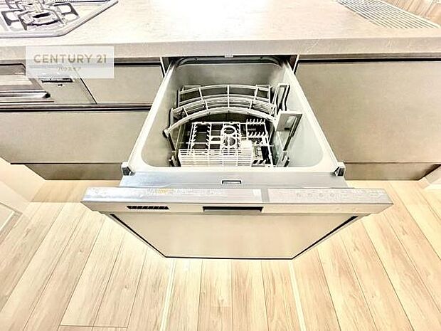 食洗機付き!忙しい時や冬場は手荒れ防止として大活躍します!ビルトイン仕様なので、場所も取らず調理スペースも広く使えて手際よく作業が出来ます!