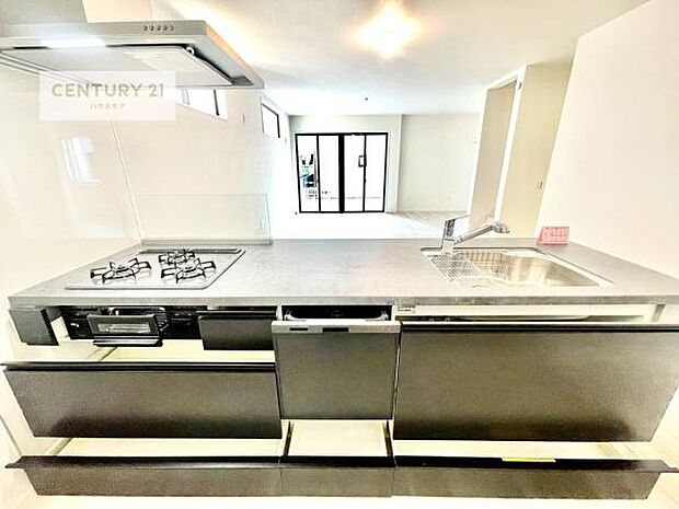 大人気の対面式システムキッチンを採用しています!ご家族のコミュニケーションが自然と増える設計です。お子様にも目が届くので嬉しいですね。広々使えて快適に作業が進みます。