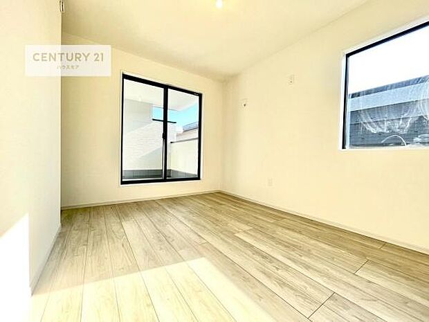 バルコニーに面している洋室です。明るく温もりがあり、換気もしっかりできます!朝起きて、外に出て背伸びをしつつ深呼吸をし良い朝を迎え入れることができます。