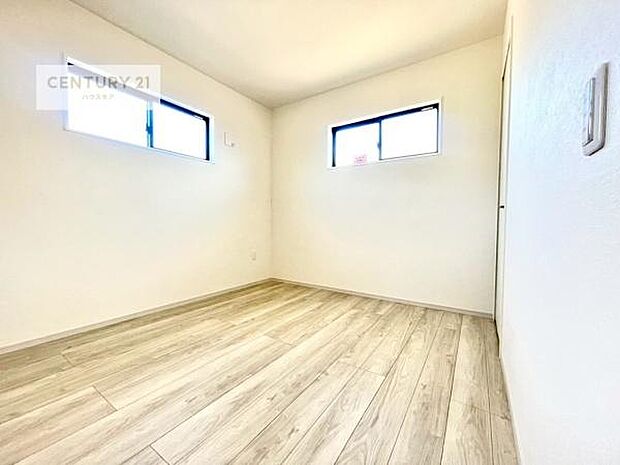 掃き出し窓がない洋室は子供部屋に最適です!2面採光にもなっておりしっかり光も入るので快適にお過ごしいただけます!