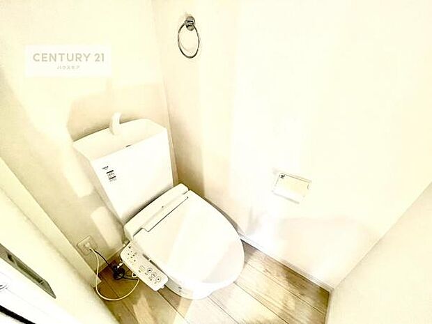 1・2階にトイレがございます!朝の忙しい時間帯も待たずにすみそうですね。白を基調とした清潔感のあるトイレでお手入れがしやすいです!