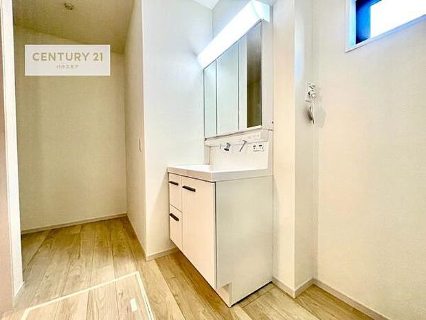 小窓付きの明るい洗面室です!湿気もすぐに入れ替えができて清潔に保つことができます!自然光が差し込むのでお化粧の仕上がりも良くなりますね!