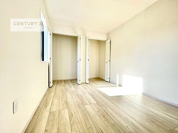 たっぷりの収納スペースで、暮らしがすっきり整う住まい。家族の荷物もきれいに片付き、毎日を快適に過ごせます。