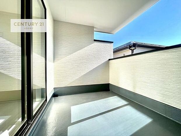 陽当たり良好なバルコニーです!晴れた日には青い空を見渡せる開放的な時間を楽しめます。