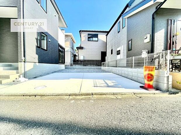 駐車スペースは2台分あります!セカンドカーはもちろん、バイクや自転車なども置き場所に困りません。