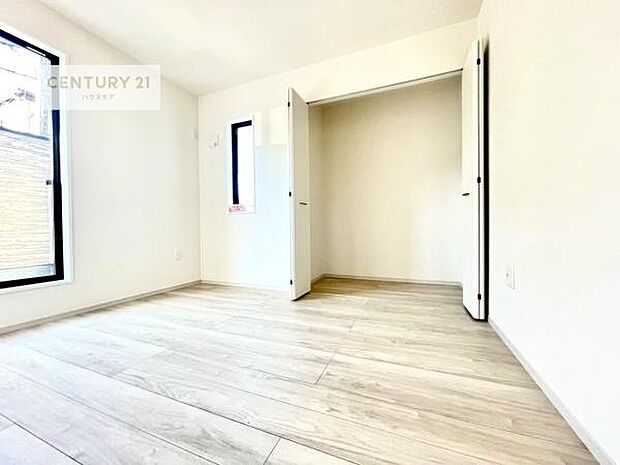 2面採光を確保した明るい室内は、風通しも良く、明るく大変居心地の良い空間となっております。リラックスして過ごせる心地の良いお部屋です!朝の目覚めがスッキリしますね!