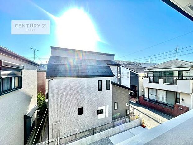 晴れた日には青い空を見渡せる開放的な時間を楽しめます。気持ちの良い風が通り抜ける街並みです!