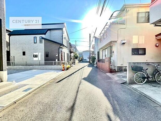 前面道路は4.5m×5m!陽当り良好な立地です。車庫入れが苦手な方も安心ですね。