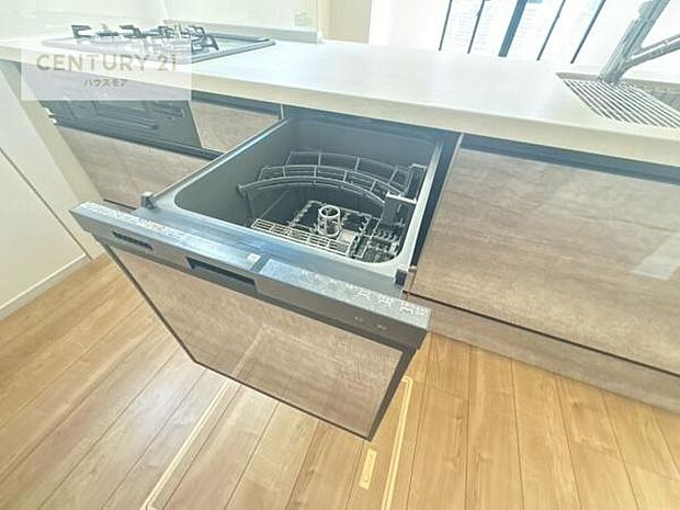 食洗機付き!忙しい時や冬場は手荒れ防止として大活躍します!ビルトイン仕様なので、場所も取らず調理スペースも広く使えて手際よく作業が出来ます!