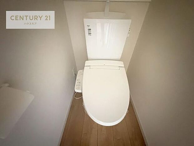 1・2階にトイレがございます!朝の忙しい時間帯も待たずにすみそうですね。白を基調とした清潔感のあるトイレでお手入れがしやすいです!