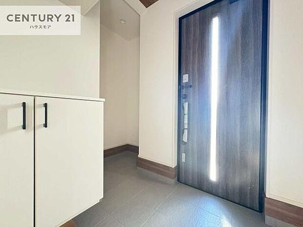 シューズボックス付きなので、玄関が片付きお掃除がしやすいです!スッキリした玄関で戸を開けた瞬間、清潔感のある心地いい空間が出迎えてくれます。